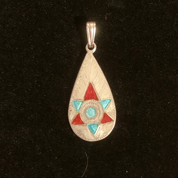 Sterling silver teardrop shaped pendant - Picture 2 of 4